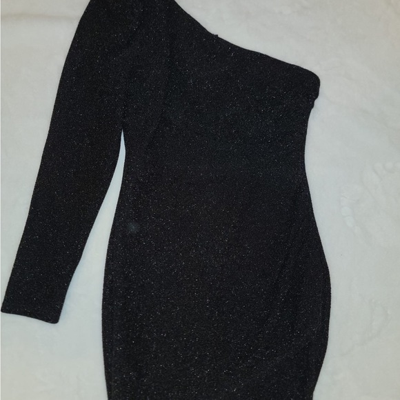 Black dress one shoulder, runs Medium to large , fits really well , stretchy - Picture 2 of 2